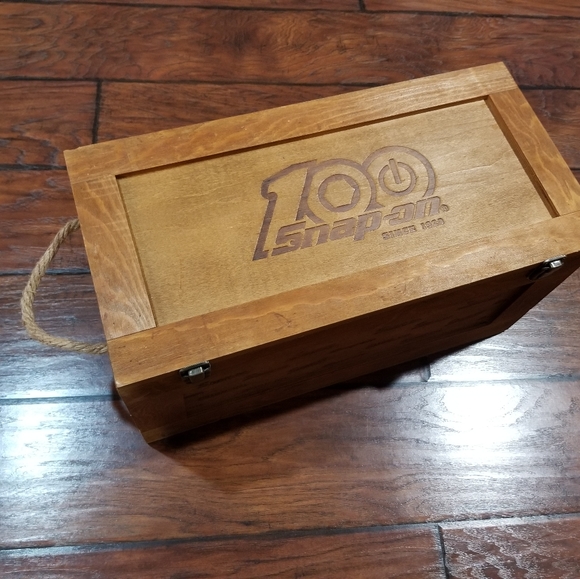 Snap-on wooden box poker set - Picture 1 of 8